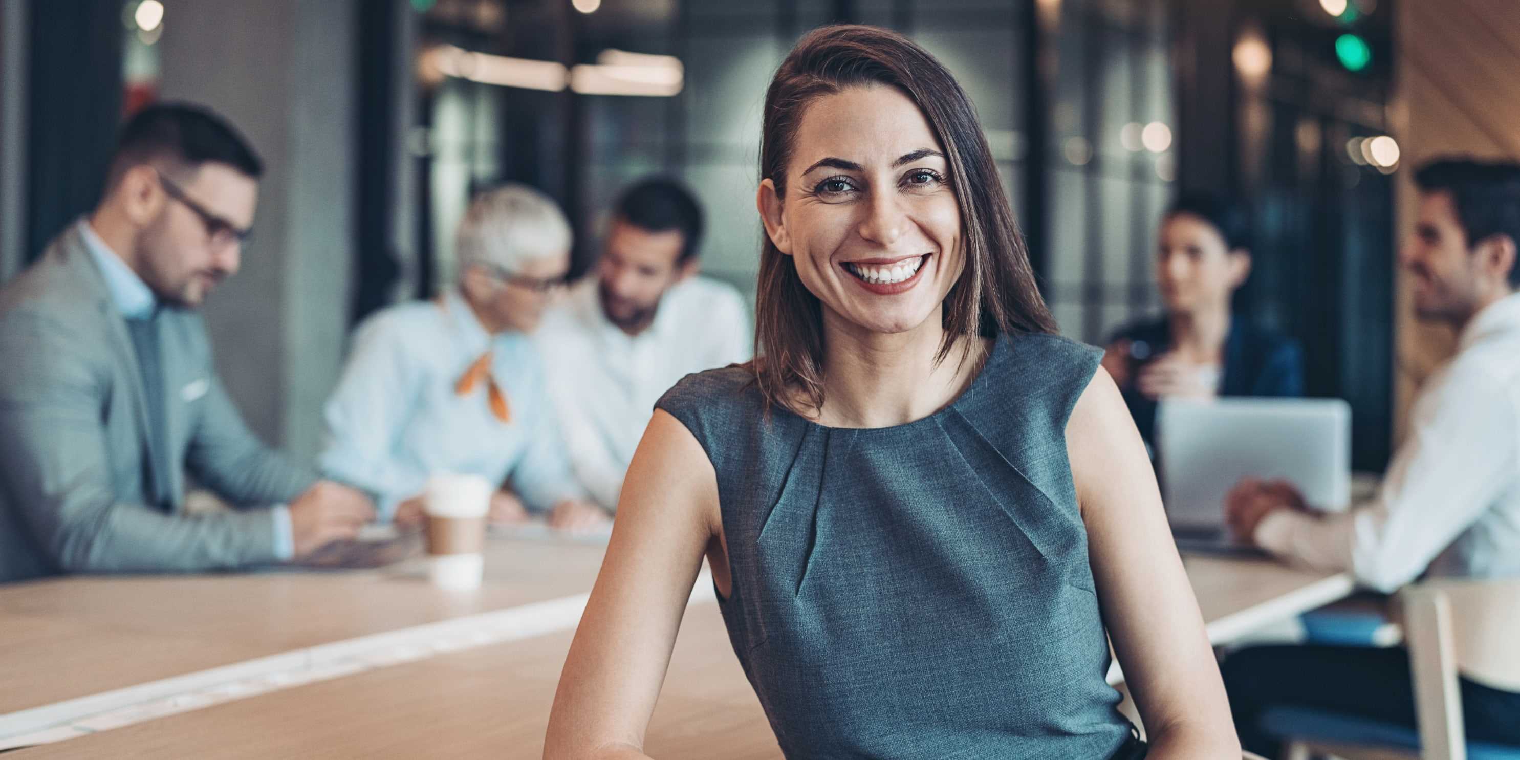 Équipe immobilière ou courtier solo : quel modèle vous fera progresser plus vite ?